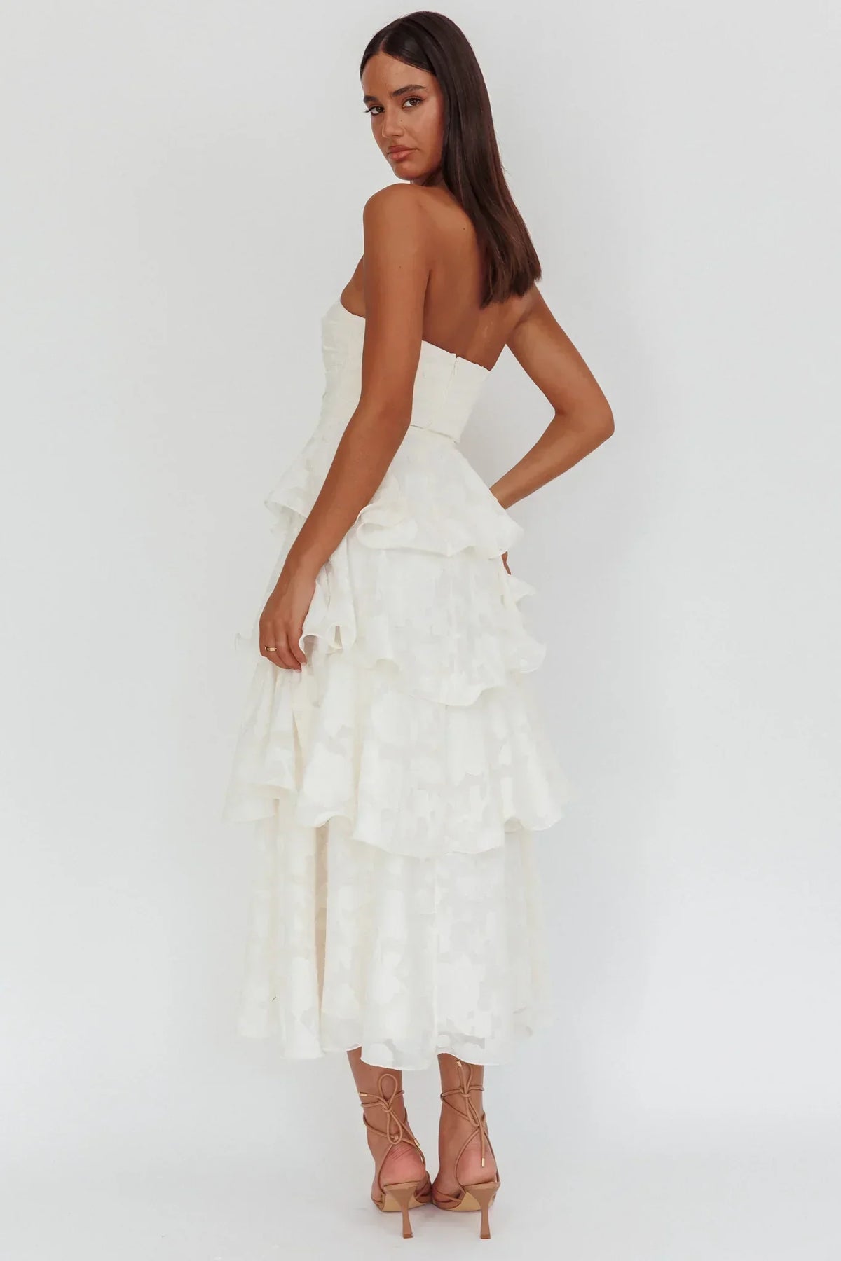 Robe midi sans bretelles étagée Giavana motif floral en relief crème