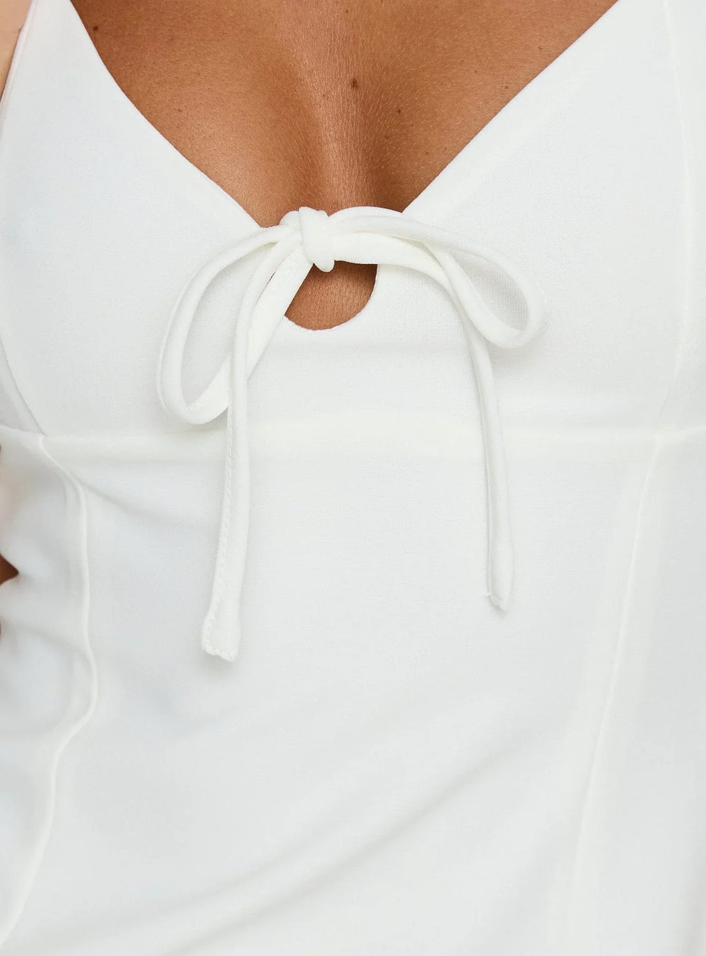 Robe courte Romanzia à col en V blanche