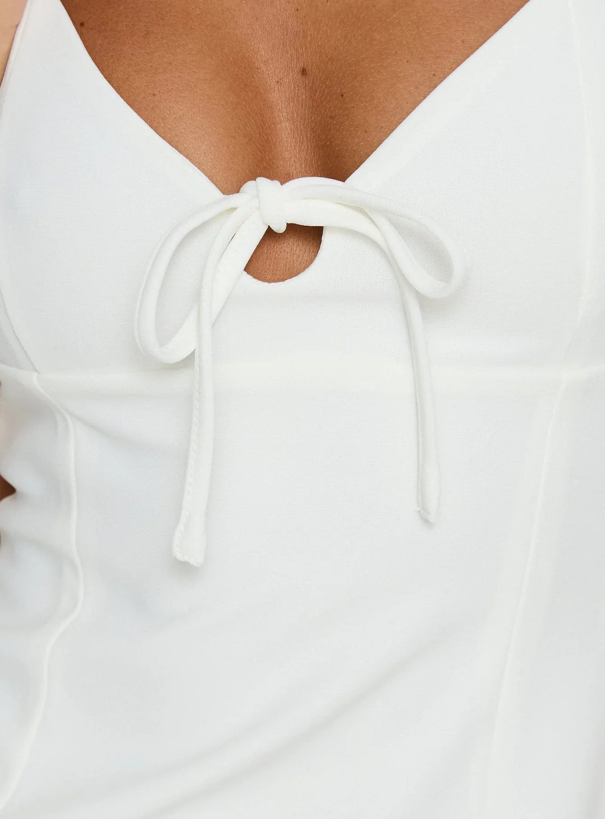 Robe courte Romanzia à col en V blanche