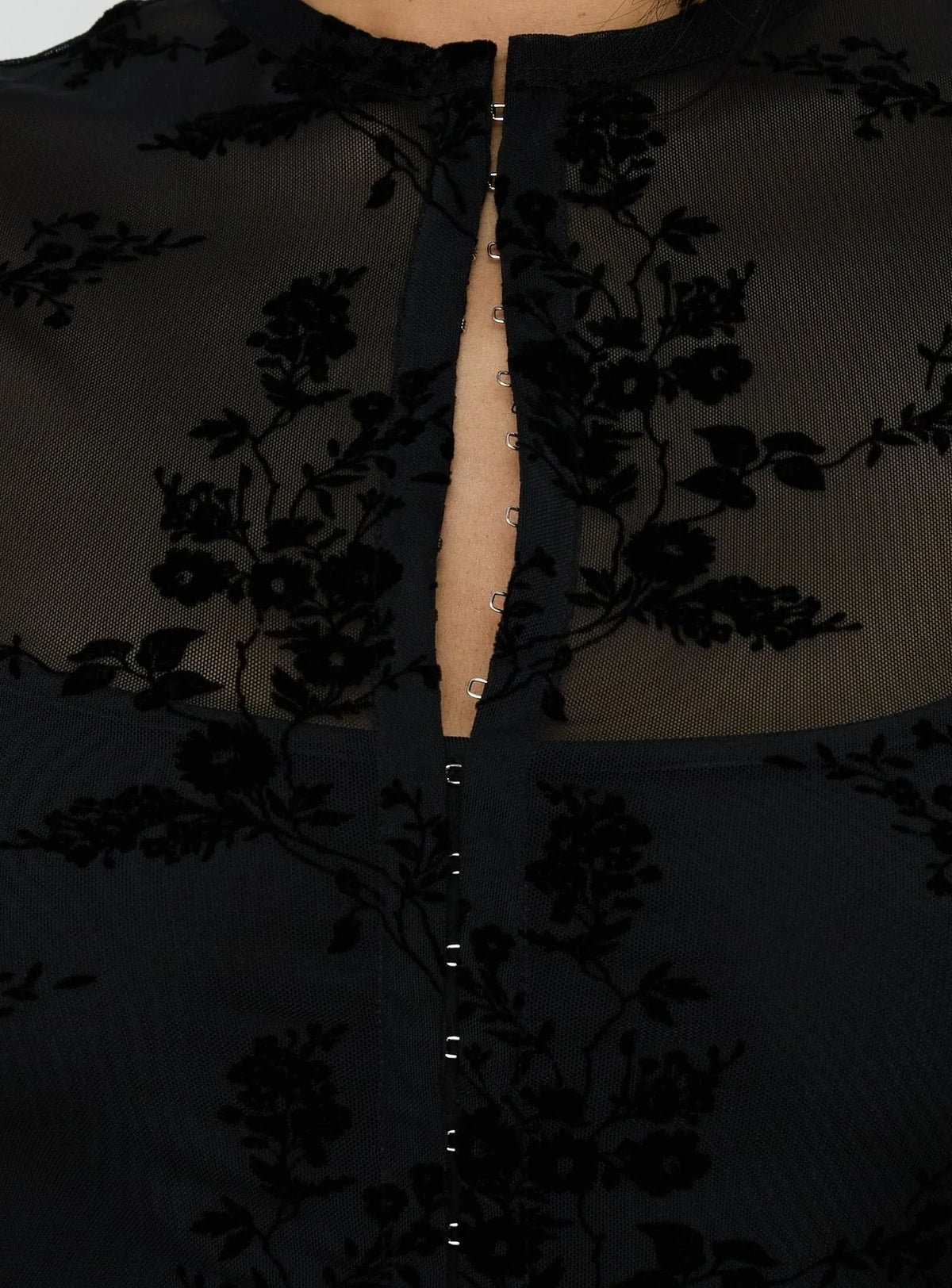Mini-robe Kelira avec découpes et décolleté plongeant noire