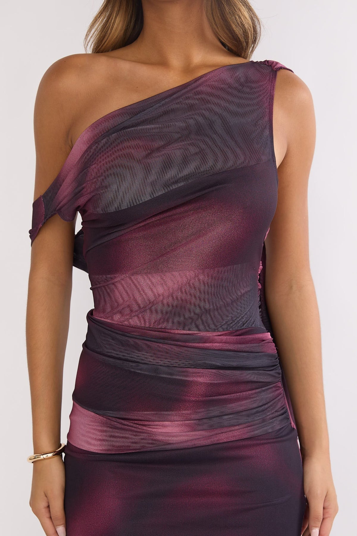 Robe longue froncée à imprimé et bandeau d'épaule Saffra, couleur lie-de-vin