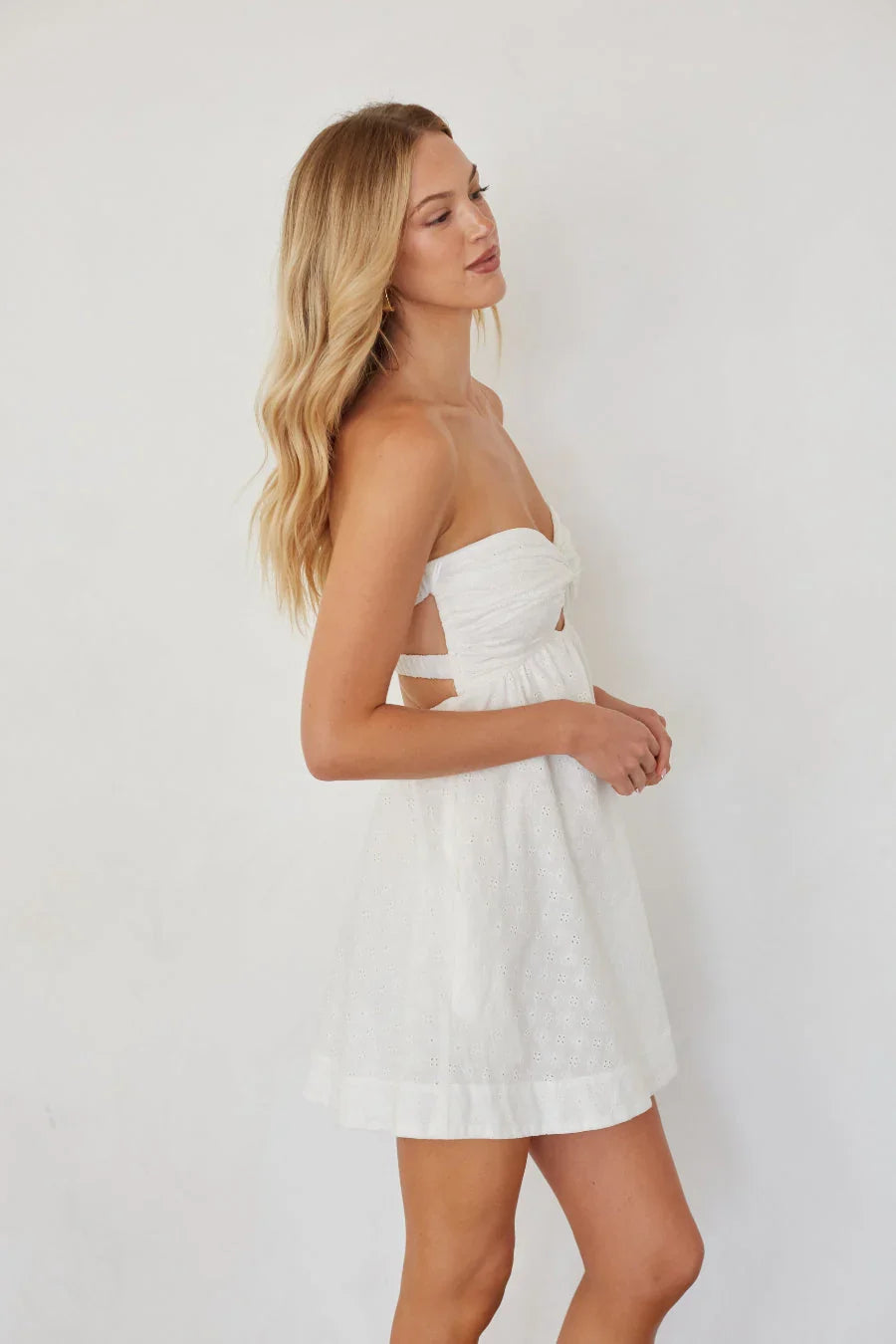 Mini-robe Mairella avec œillets et torsade sur le devant