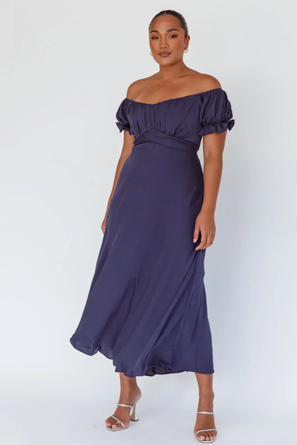 Robe mi-longue Linka à épaules dénudées avec lien à nouer au dos, couleur marine