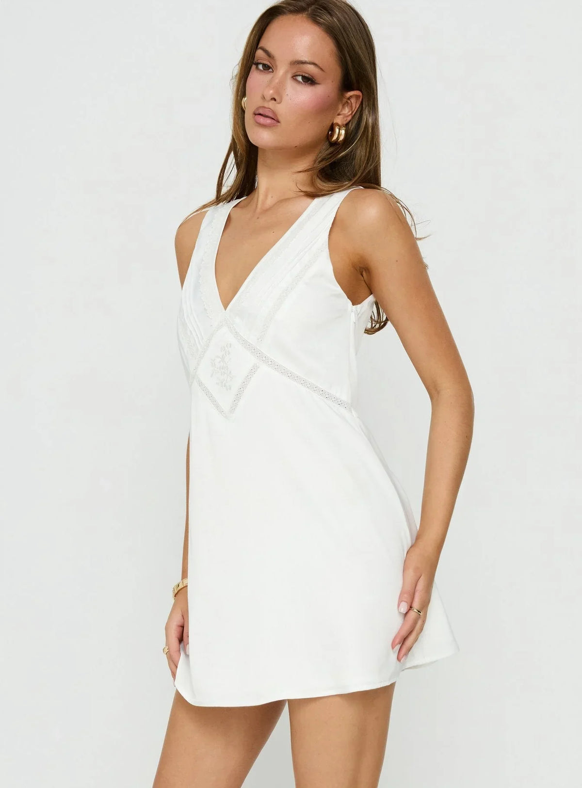 Robe mini ornée à encolure plongeante Holii blanche