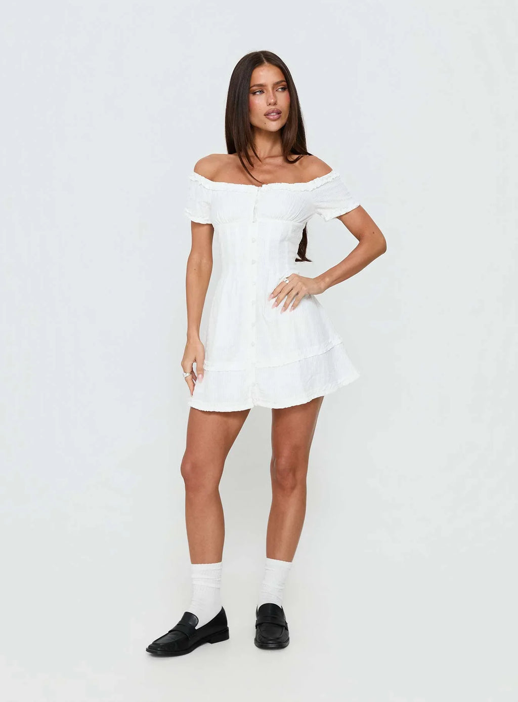 Mini-robe Zoela blanche à volants et épaules dénudées