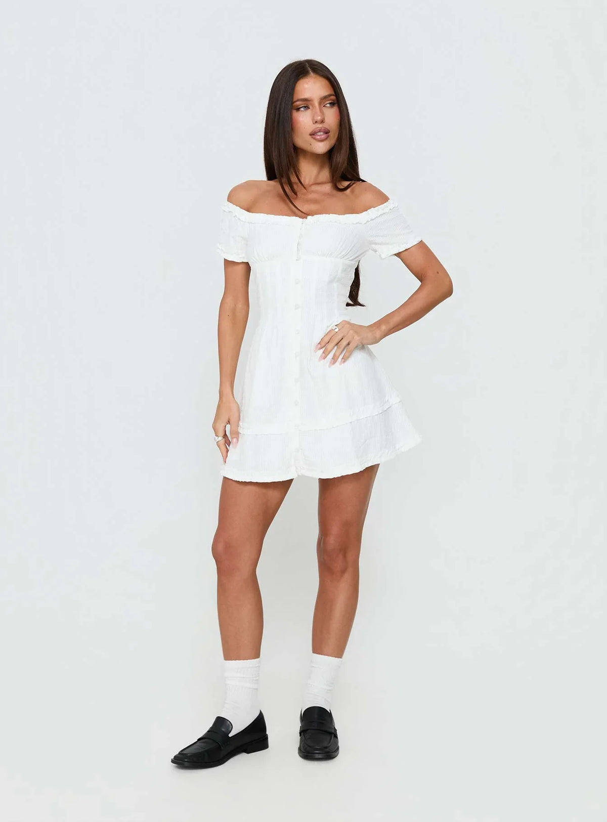Mini-robe Zoela blanche à volants et épaules dénudées
