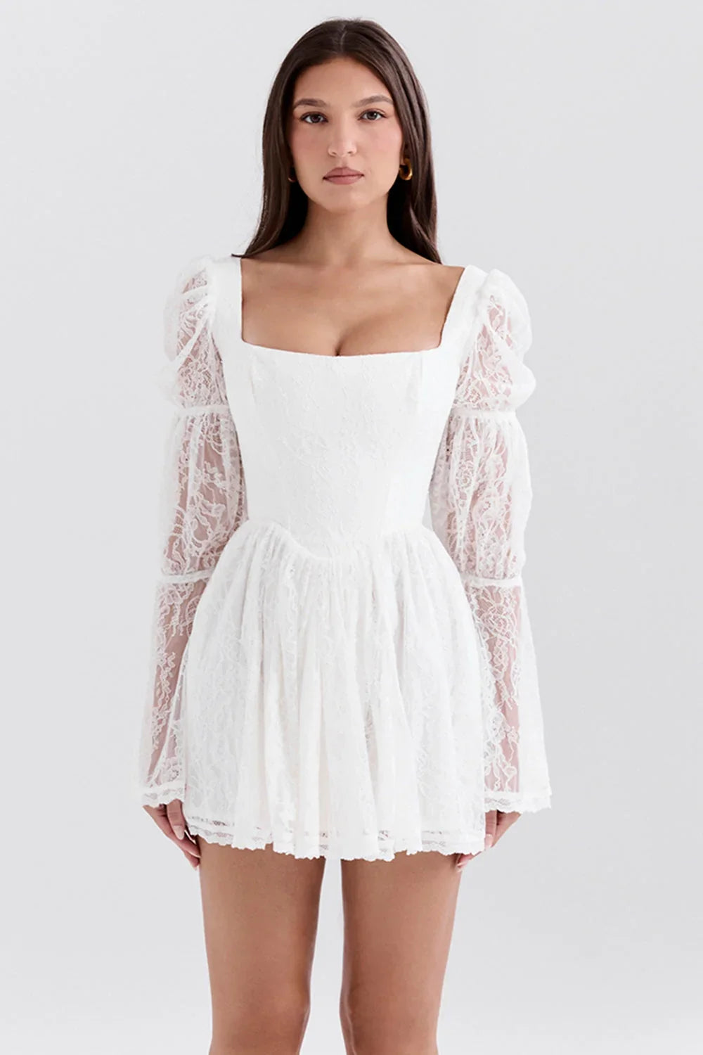Mini-robe en dentelle blanche à manches bouffantes