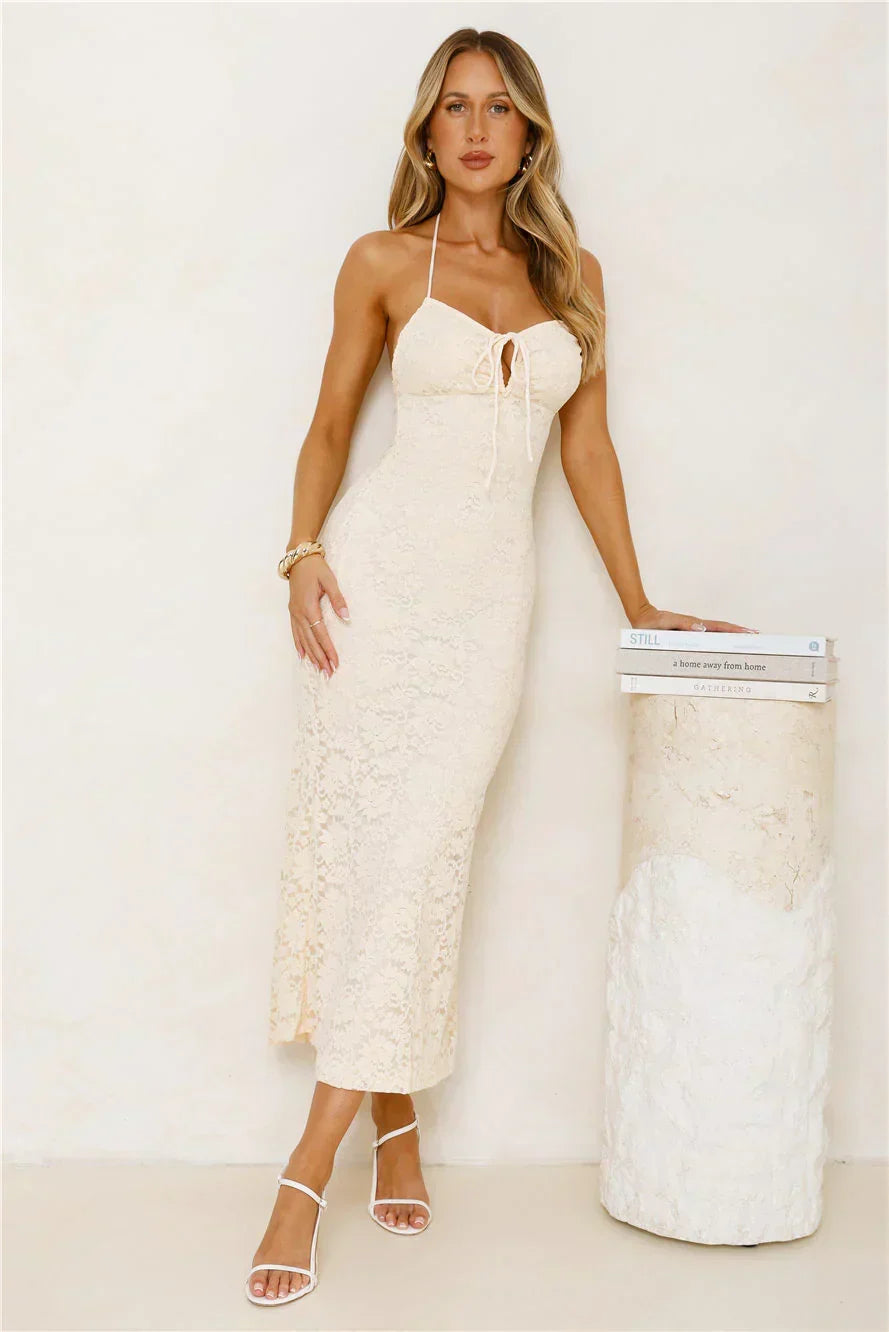 Robe mi-longue en dentelle style iconique