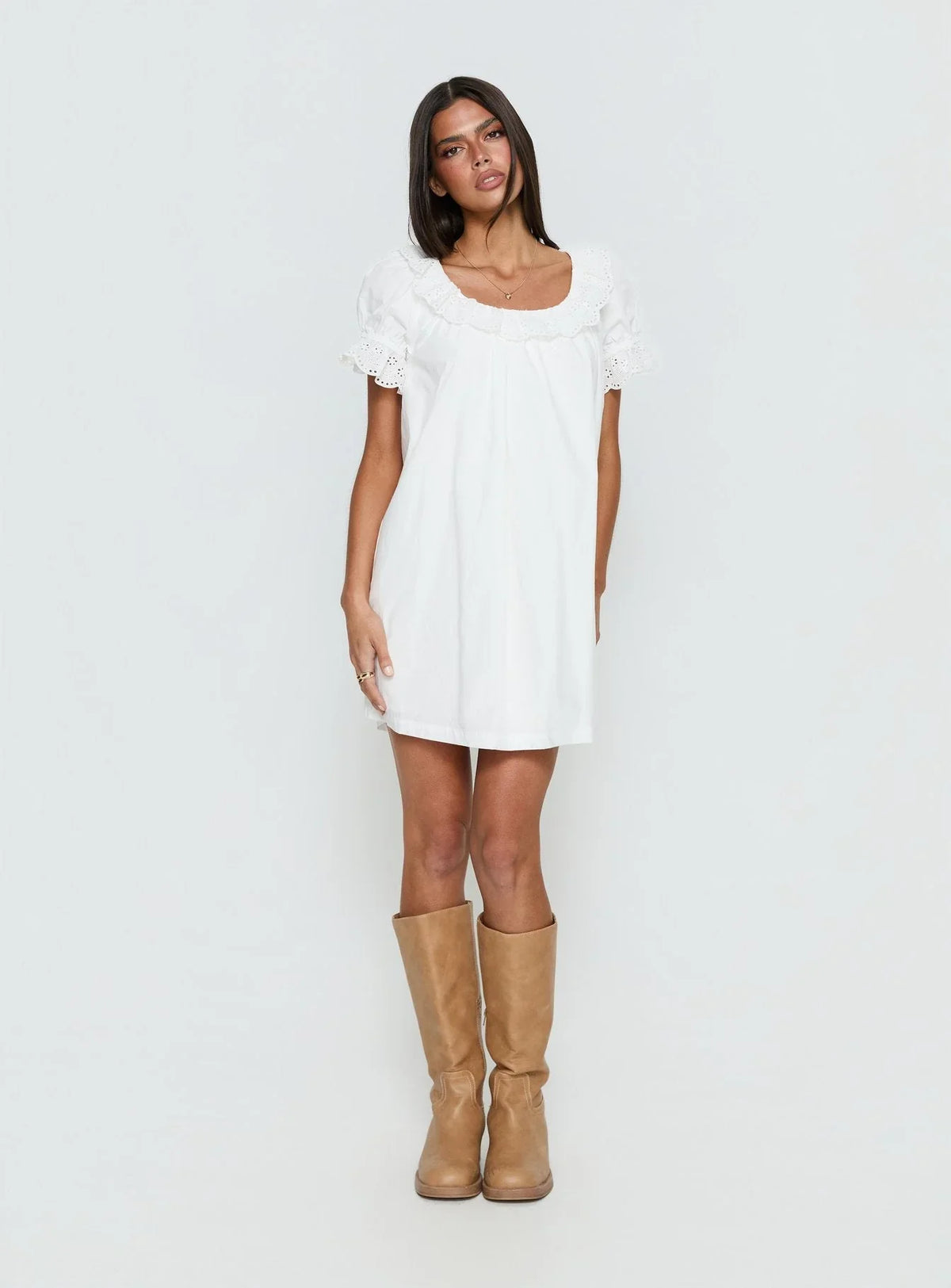 Robe Courte Trinka à Col à Volants Blanche