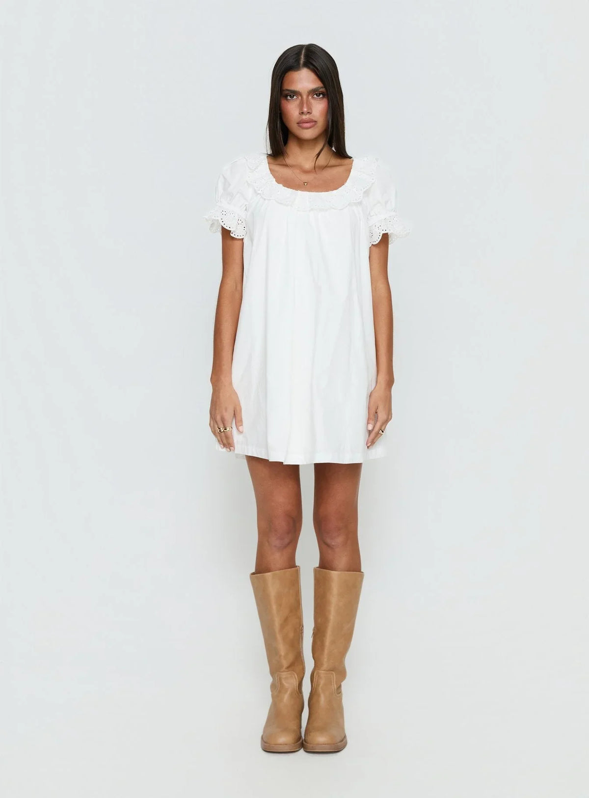 Robe Courte Trinka à Col à Volants Blanche