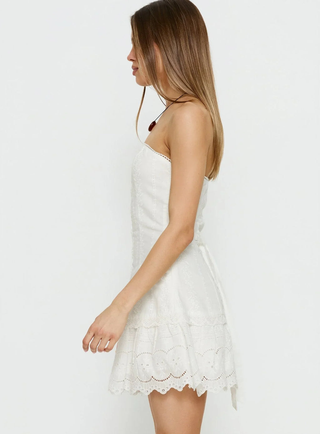 Robe courte Analiese sans bretelles en broderie anglaise blanche