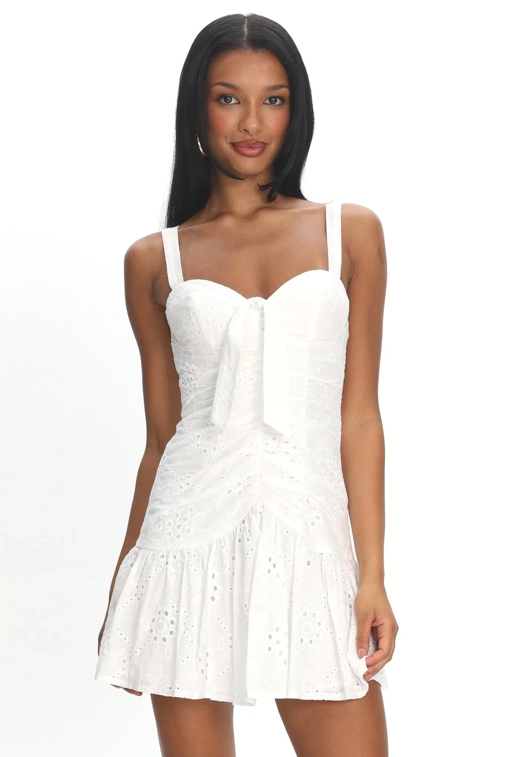 Robe courte froncée Rachelle à buste noué et œillets, blanc
