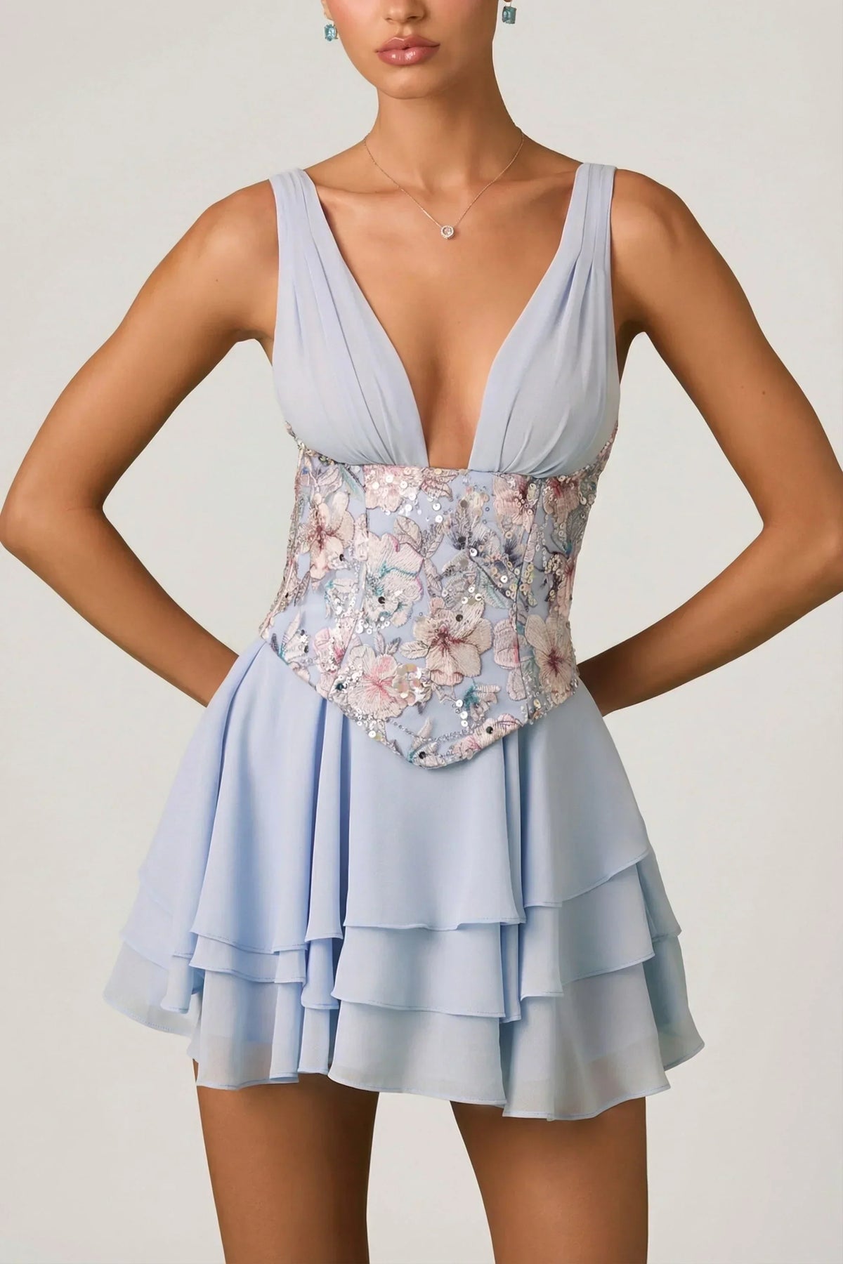 Mini-robe corset volantée ornée de motifs floraux bleus