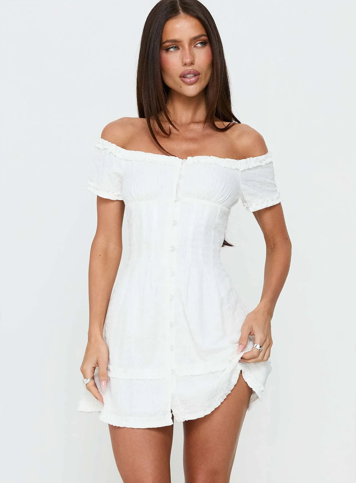 Mini-robe Zoela blanche à volants et épaules dénudées