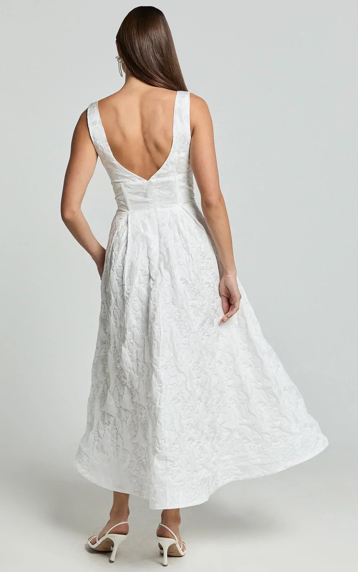 Robe midi Georgine – Robe jacquard évasée à encolure carrée de couleur ivoire