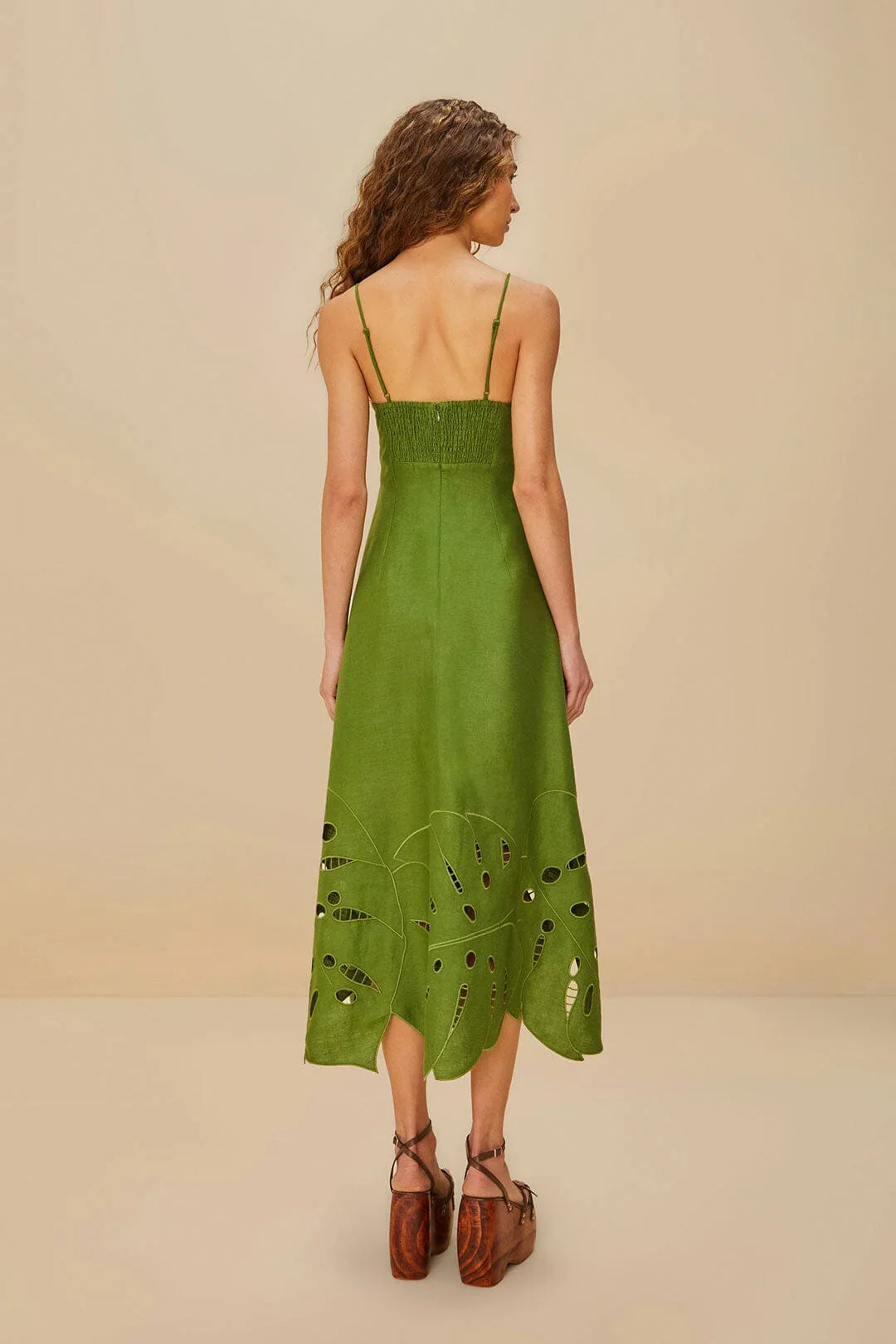 Robe midi verte brodée de Monstera