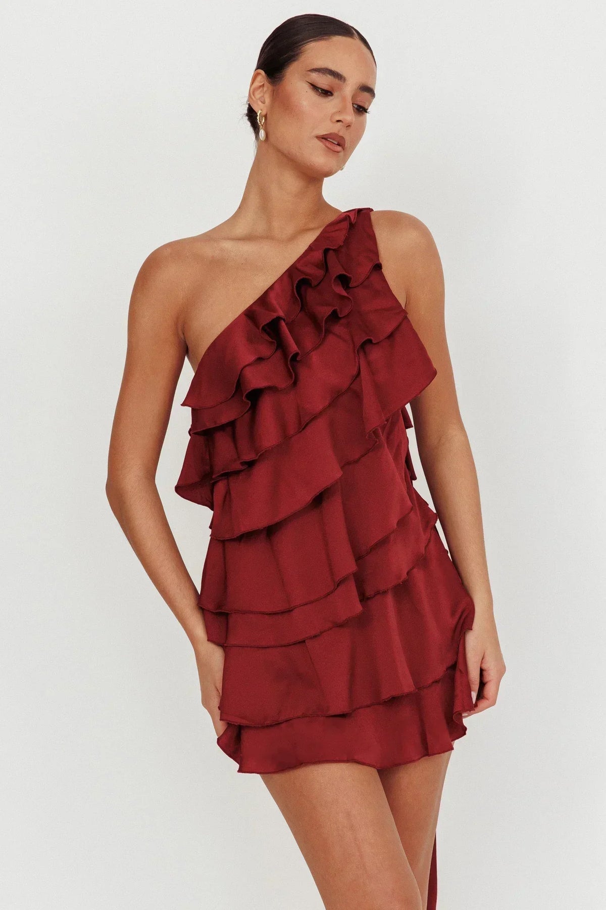 Robe Courte Asymétrique à Volants Étagés Arrabel Rouge Grenat