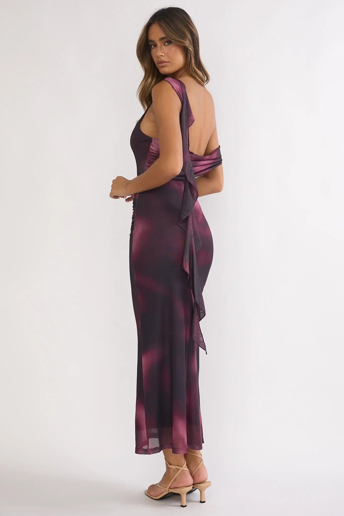 Robe longue froncée à imprimé et bandeau d'épaule Saffra, couleur lie-de-vin