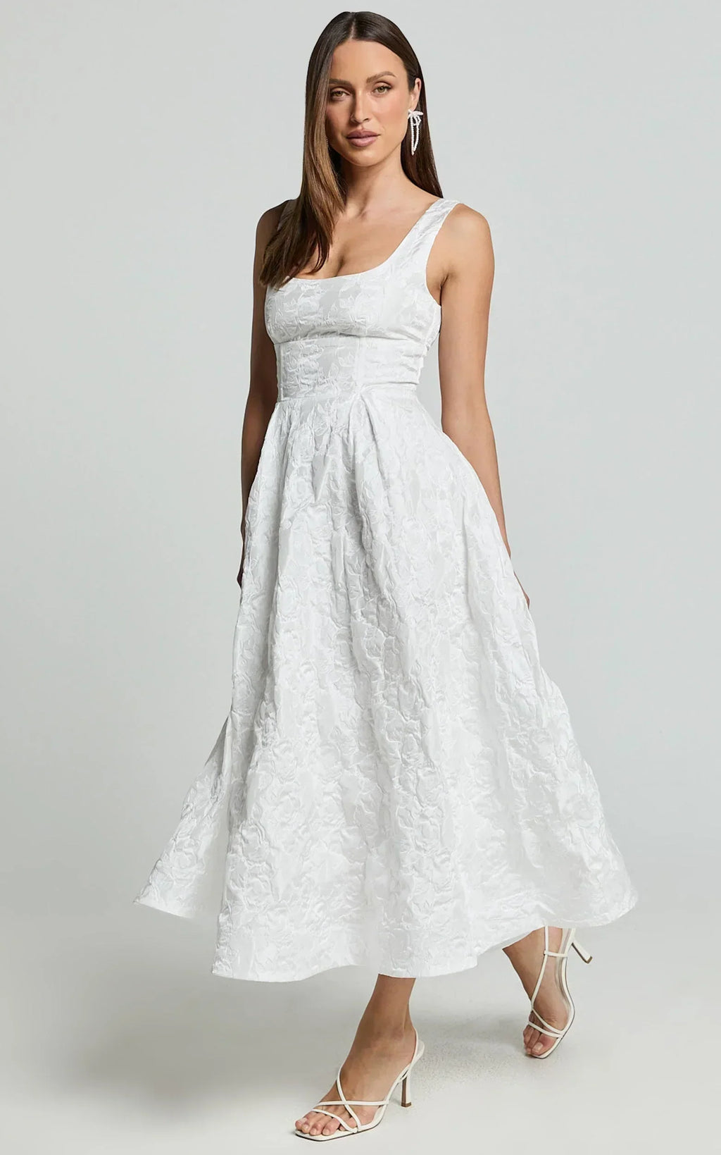 Robe midi Georgine – Robe jacquard évasée à encolure carrée de couleur ivoire