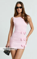 Mini-robe Arna - Col haut, nœud ajusté, fente latérale, robe ajustée rose
