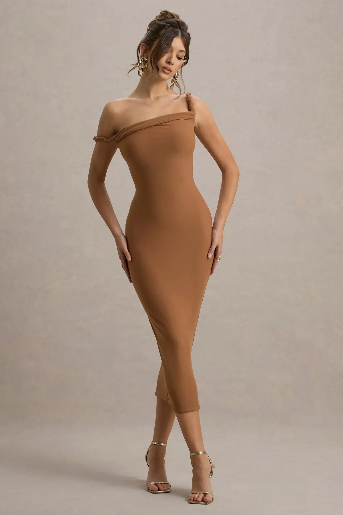 Salomé | Robe midi asymétrique torsadée marron