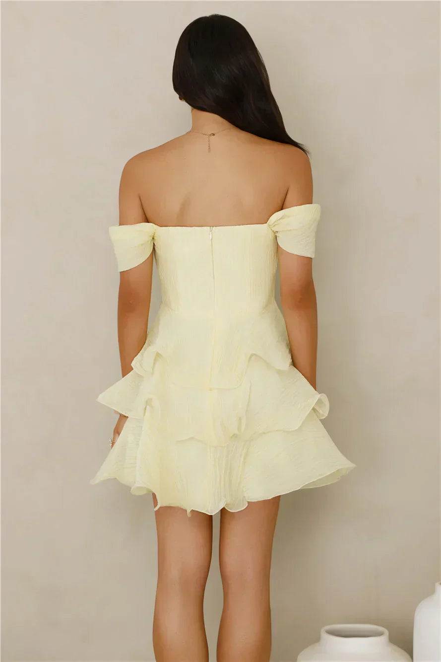 Jolie Robe Courte Épaules Dénudées "In The Sun"