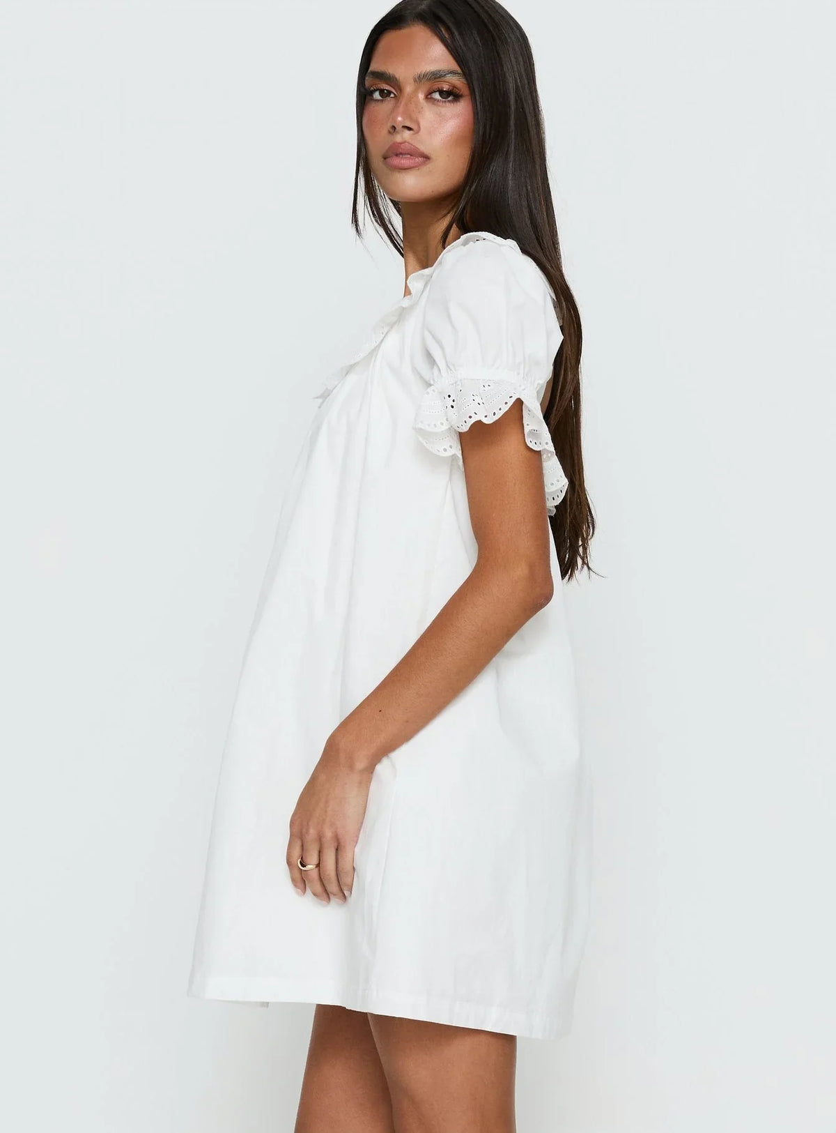 Robe Courte Trinka à Col à Volants Blanche
