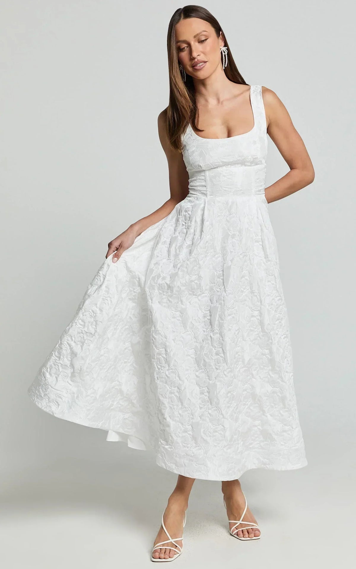 Robe midi Georgine – Robe jacquard évasée à encolure carrée de couleur ivoire