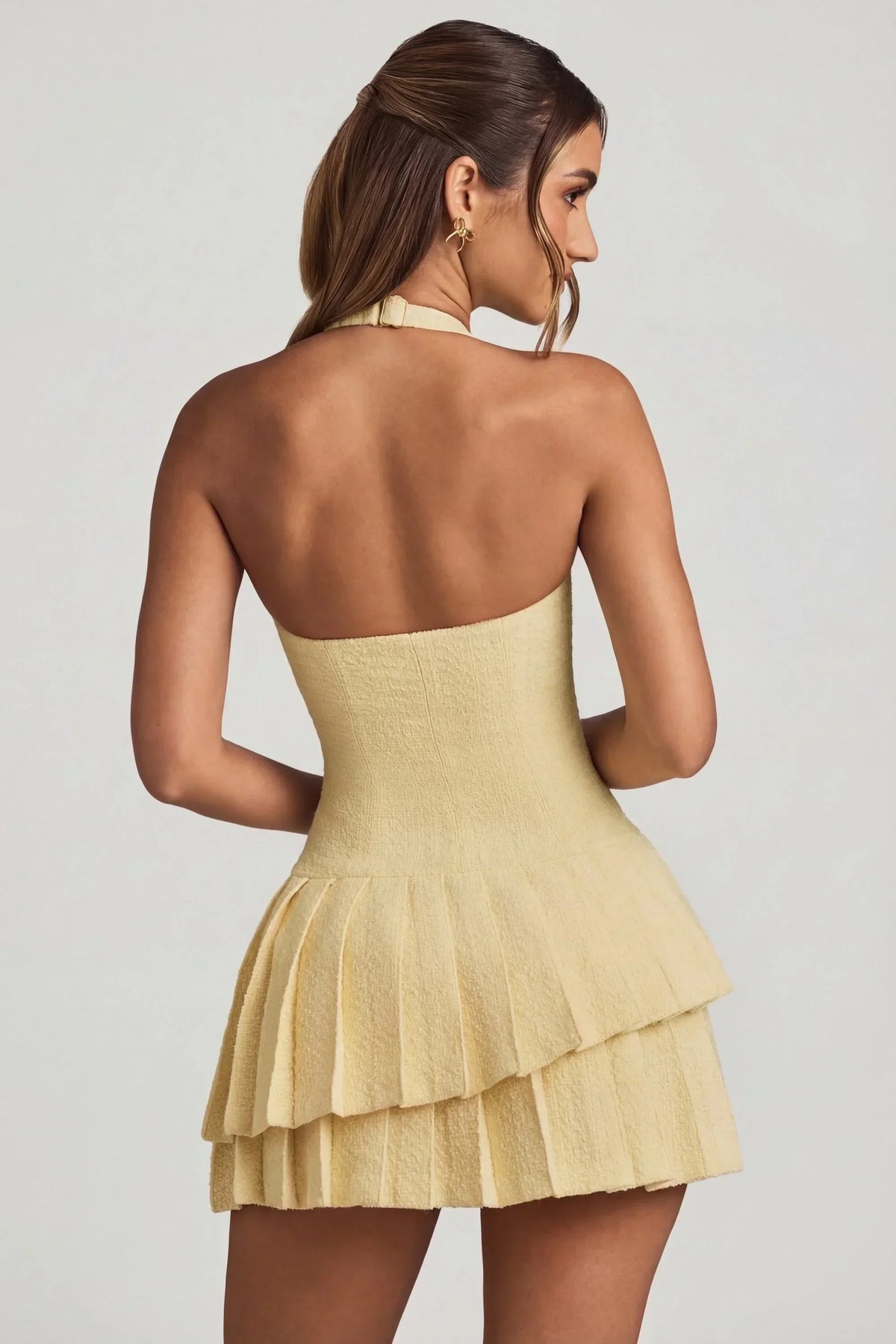 Mini-robe asymétrique superposée à col montant de couleur jaune pastel