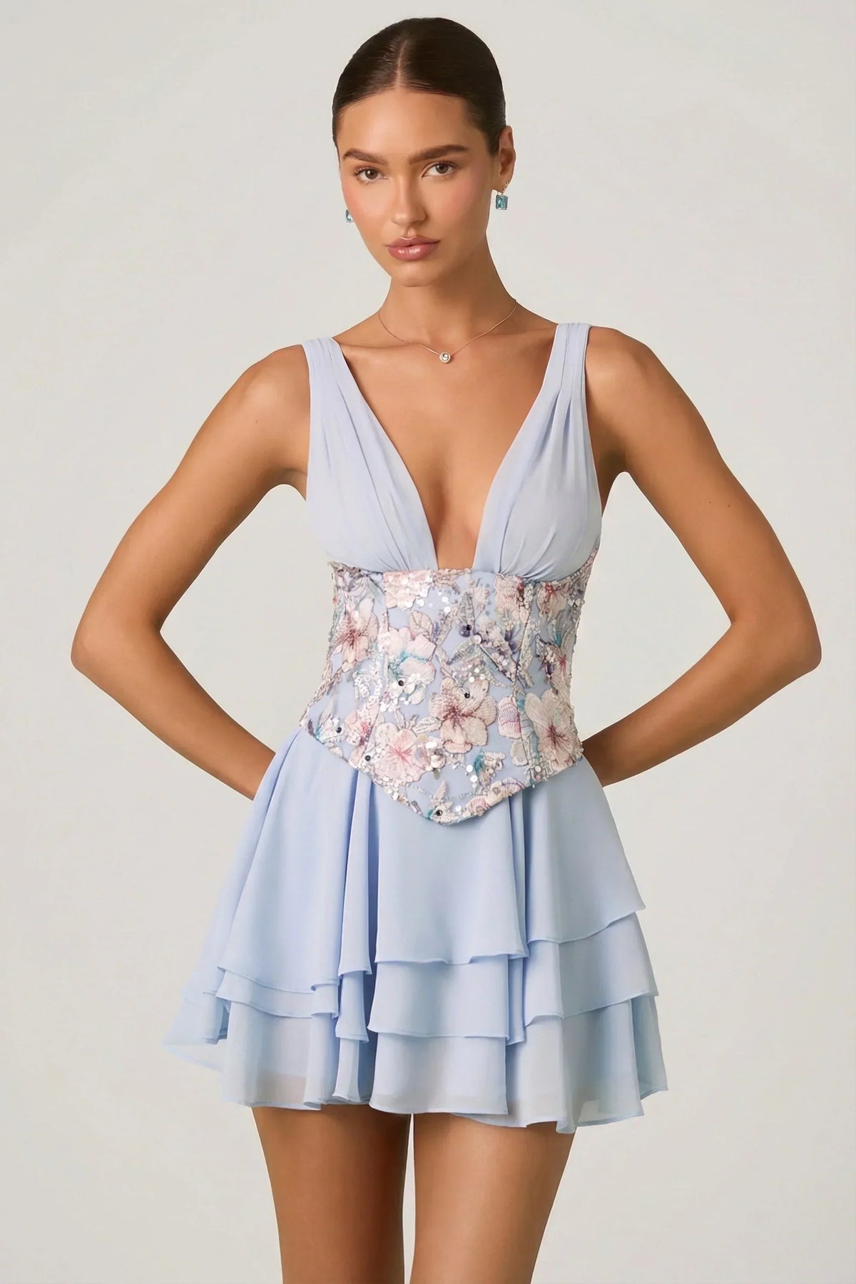 Mini-robe corset volantée ornée de motifs floraux bleus