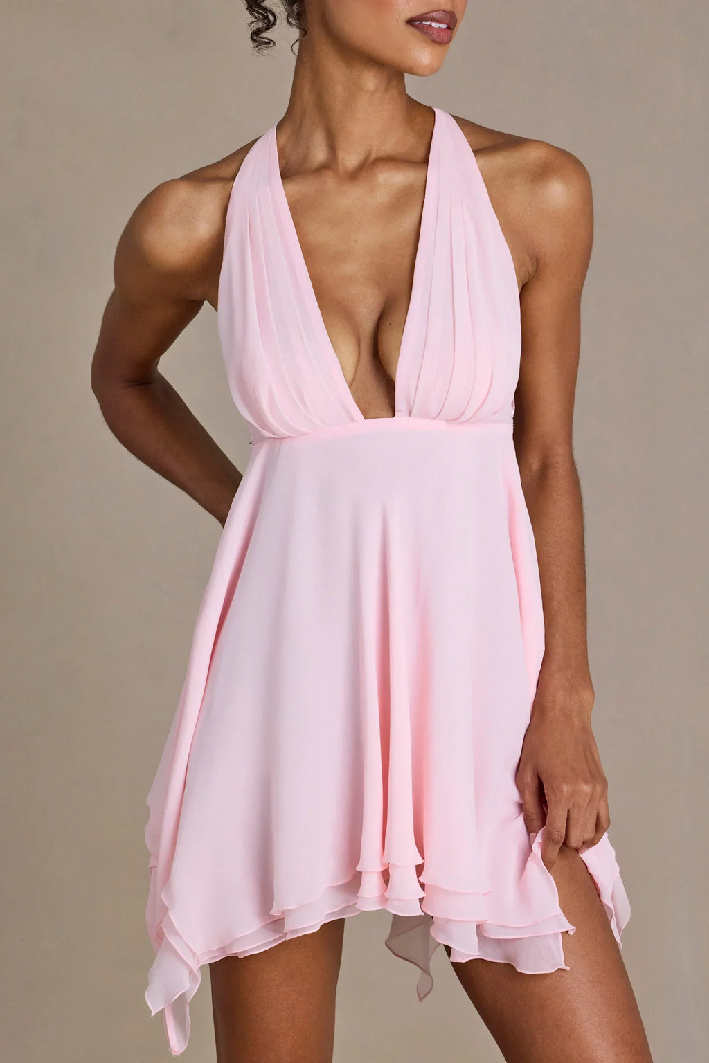 Mini-robe à décolleté plongeant et dos nu en mousseline premium rose bébé