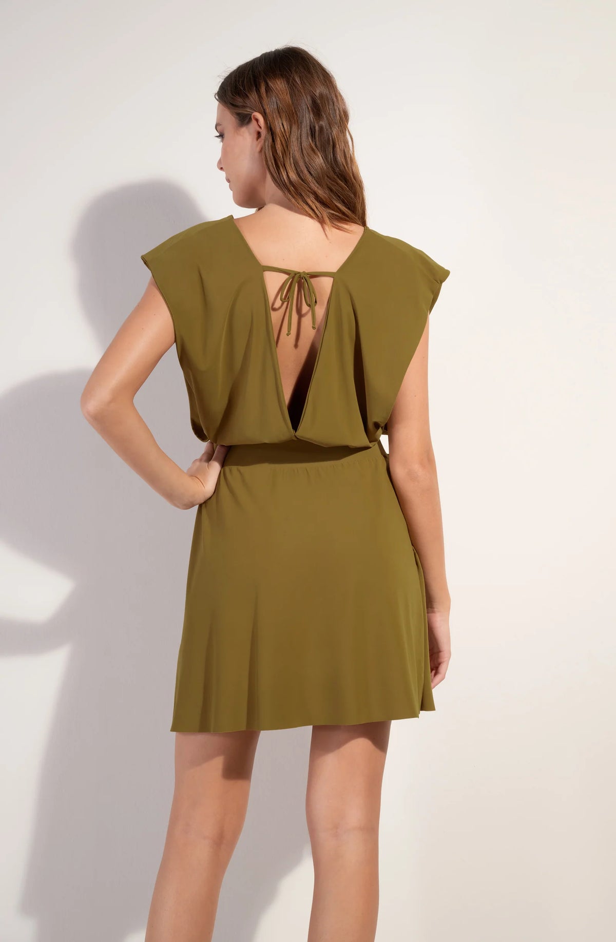 nola Robe courte en voile stretch en V couleur bronze