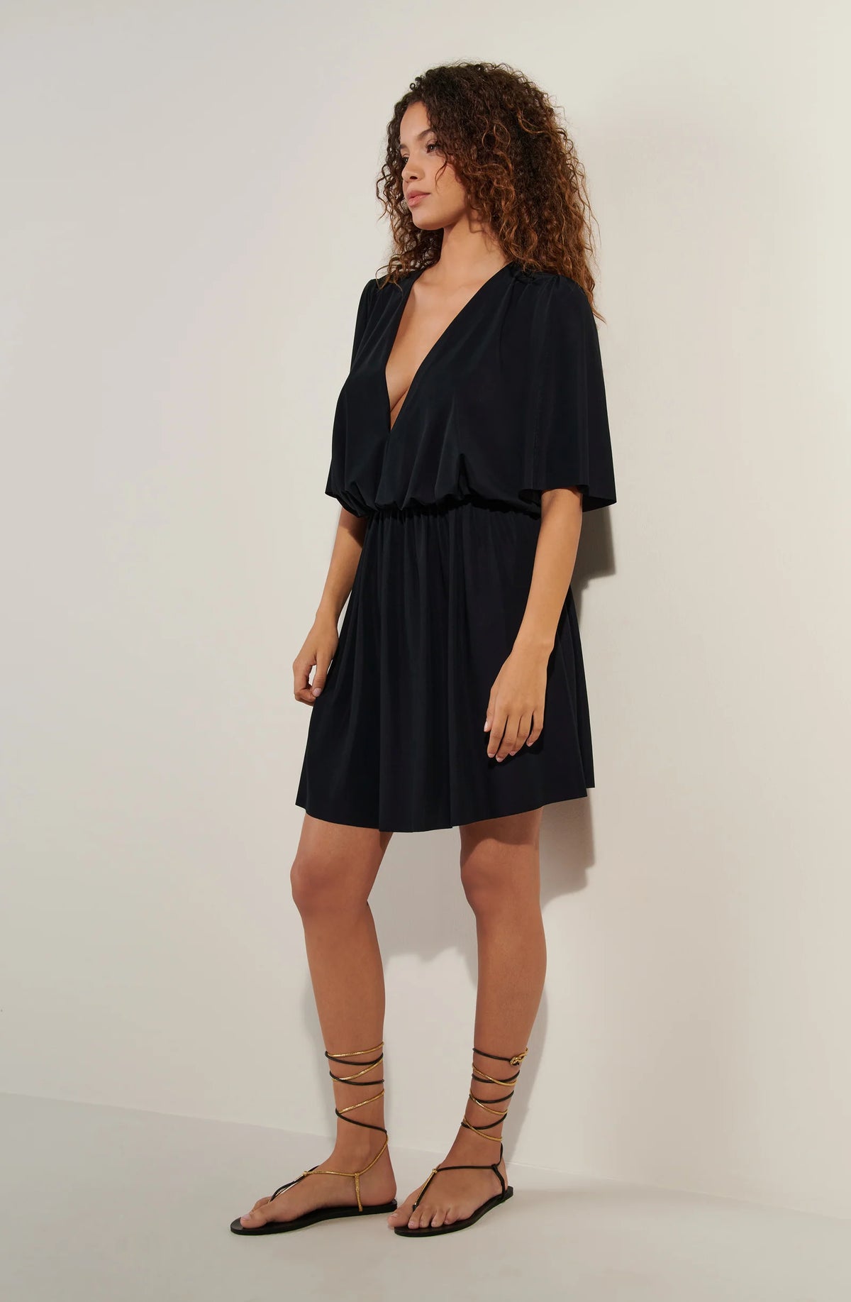 docci V-neck flared black dress