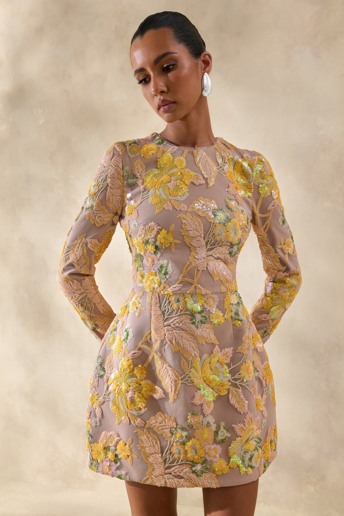 Merdia | Mini-robe col rond à fleurs embellie jaune
