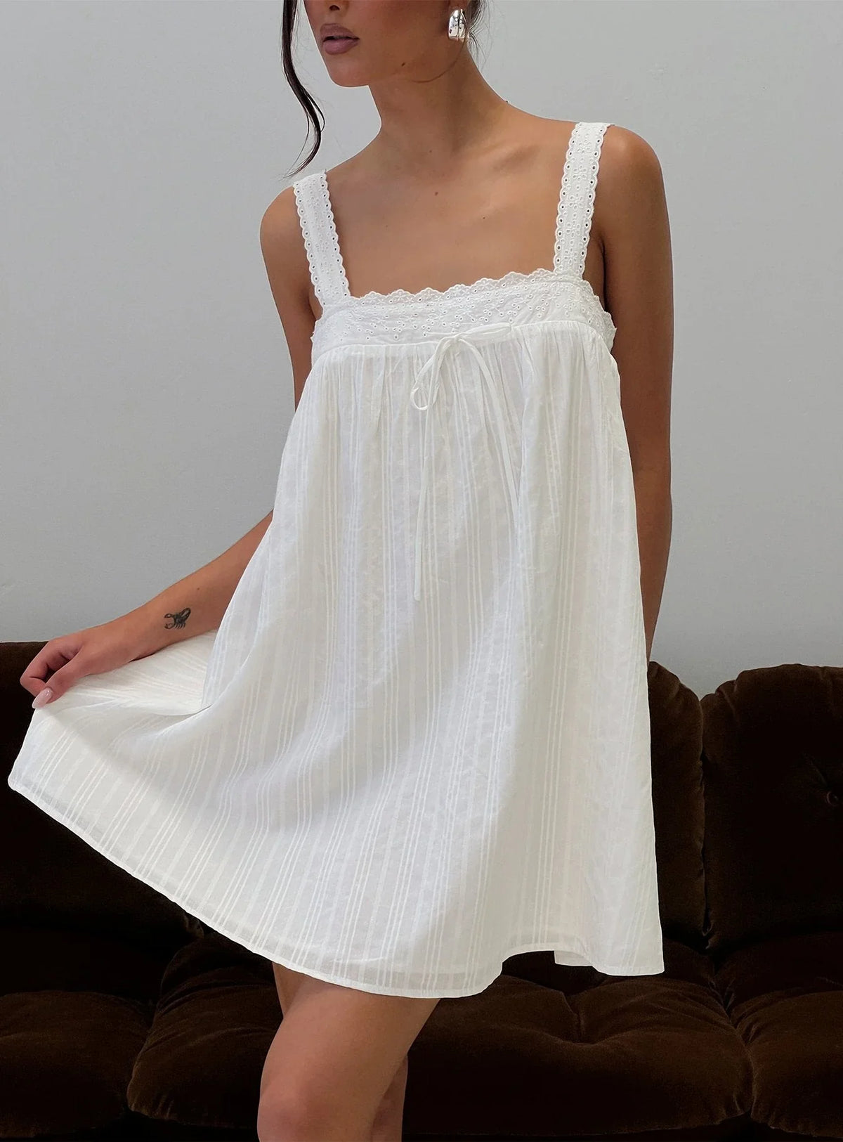 Robe Courte Fluide Blanche Ornée de Dentelle Reason To Stay