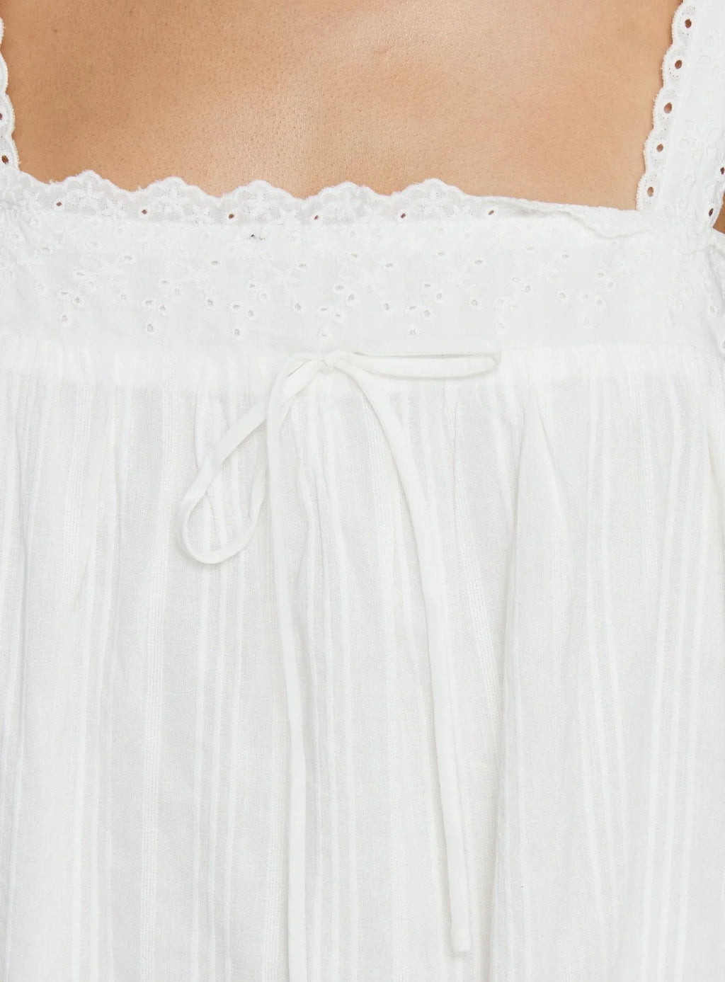 Robe Courte Fluide Blanche Ornée de Dentelle Reason To Stay