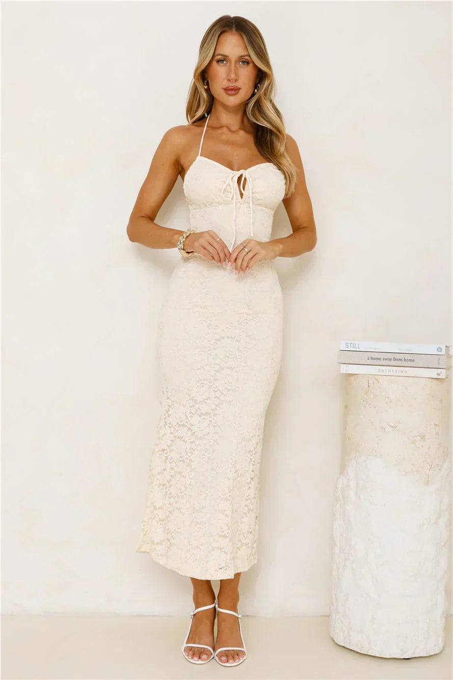 Robe mi-longue en dentelle style iconique