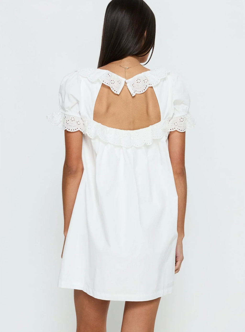 Robe Courte Trinka à Col à Volants Blanche