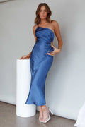 Robe midi en satin asymétrique bleu marine "Taking Bets"