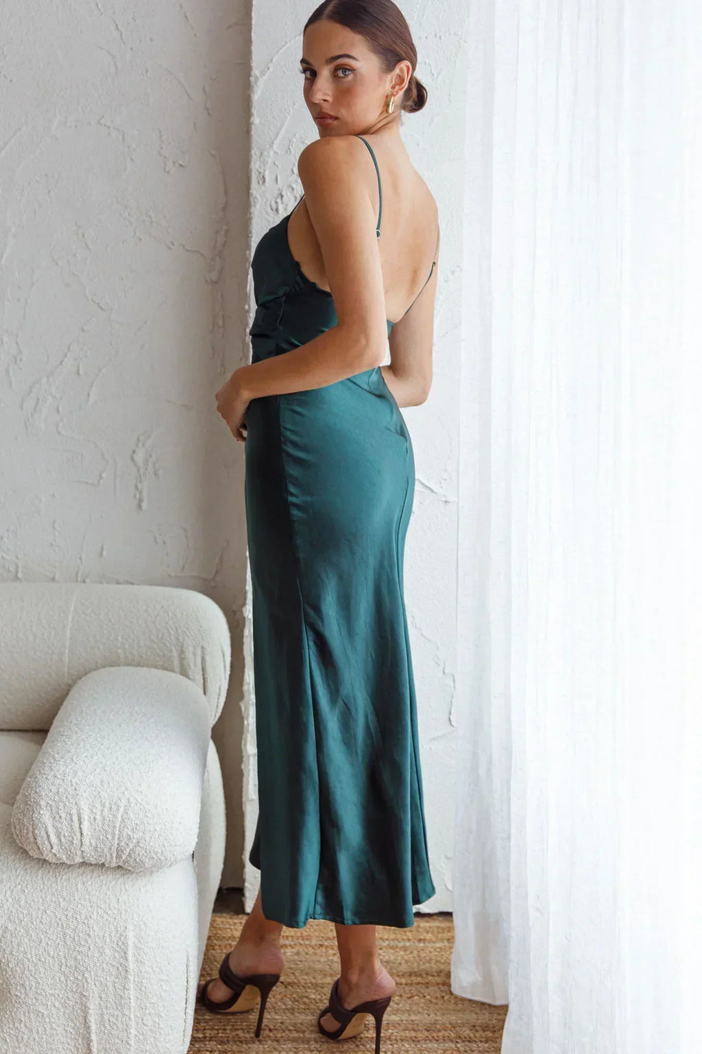 Robe mi-longue en satin torsadé « Invite Only » couleur jade