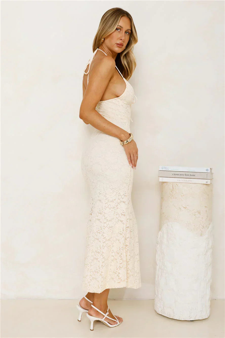 Robe mi-longue en dentelle style iconique