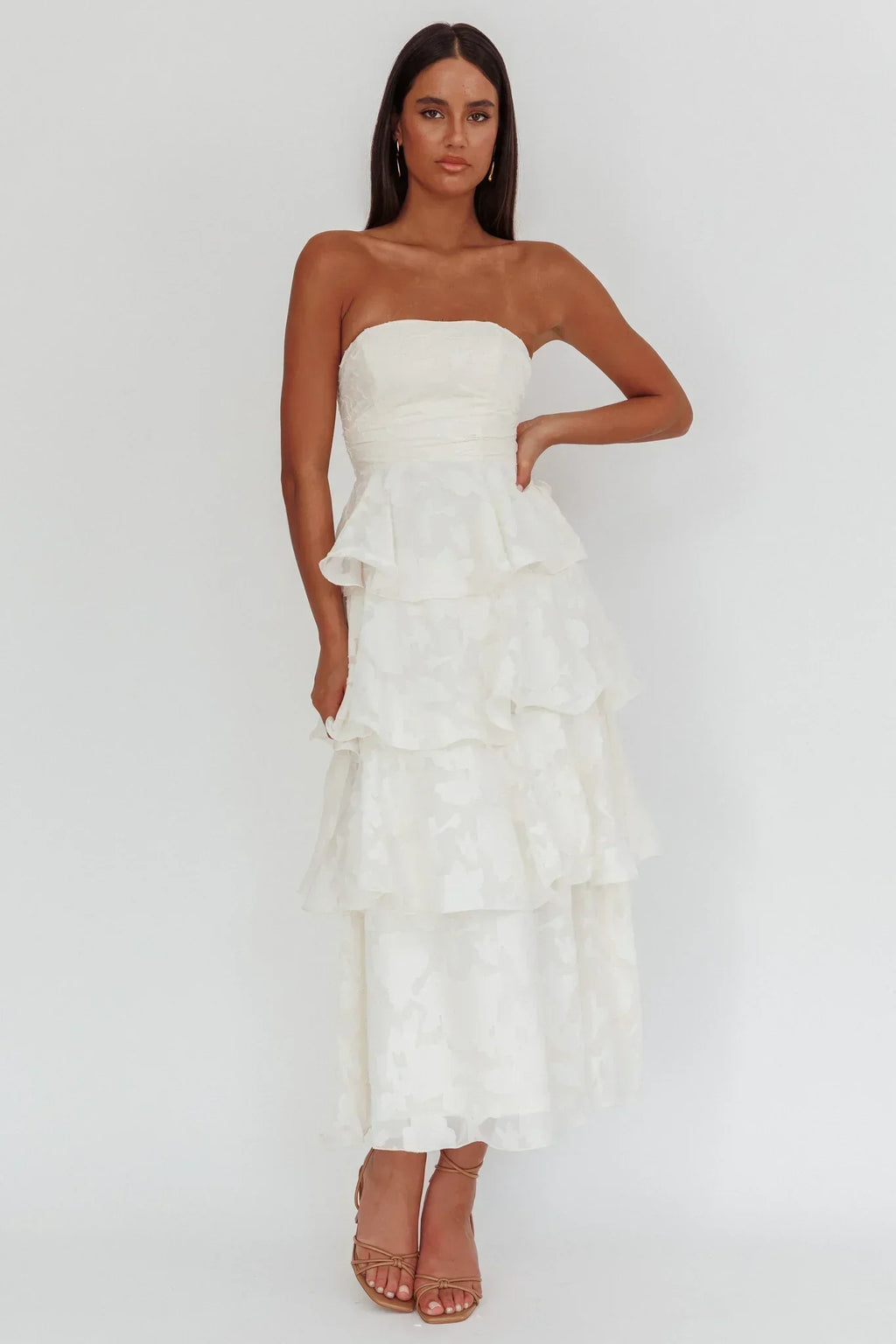 Robe midi sans bretelles étagée Giavana motif floral en relief crème