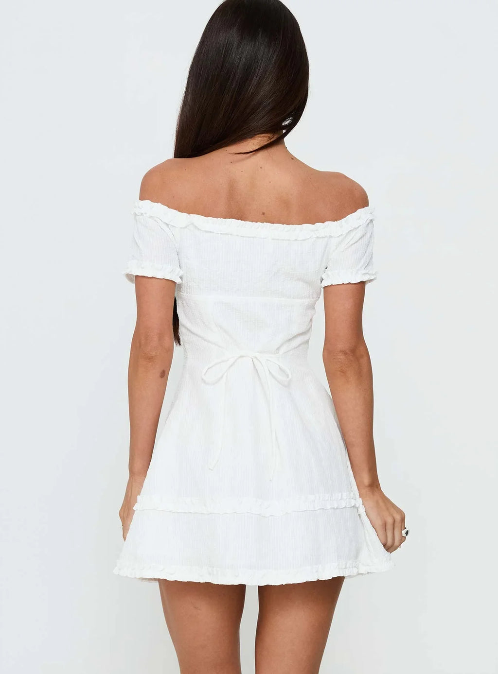 Mini-robe Zoela blanche à volants et épaules dénudées
