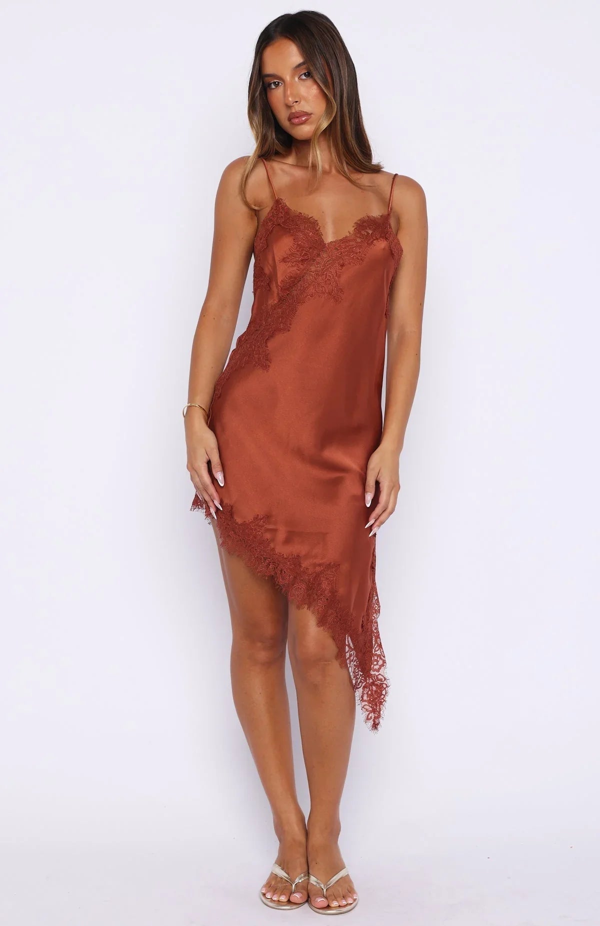 Robe Courte en Dentelle Fine Derrière La Lumière Rouille