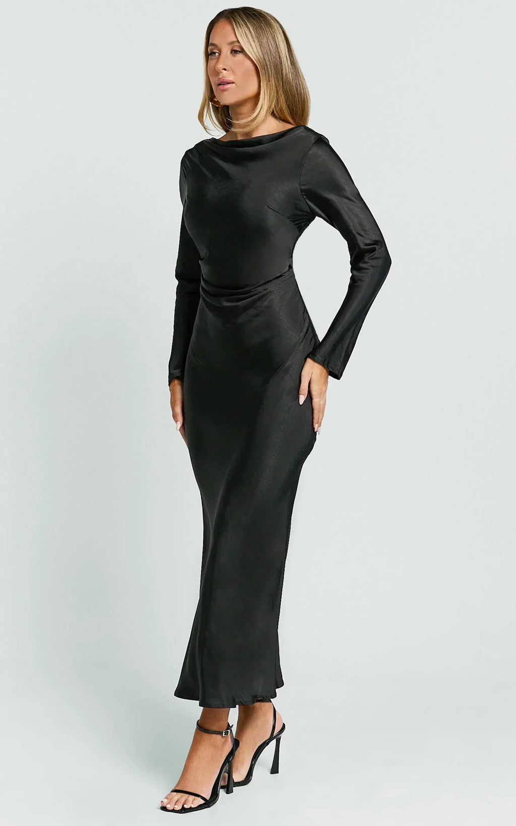 Robe midi Arriana - Robe longue en satin noir à manches longues et dos bénitier