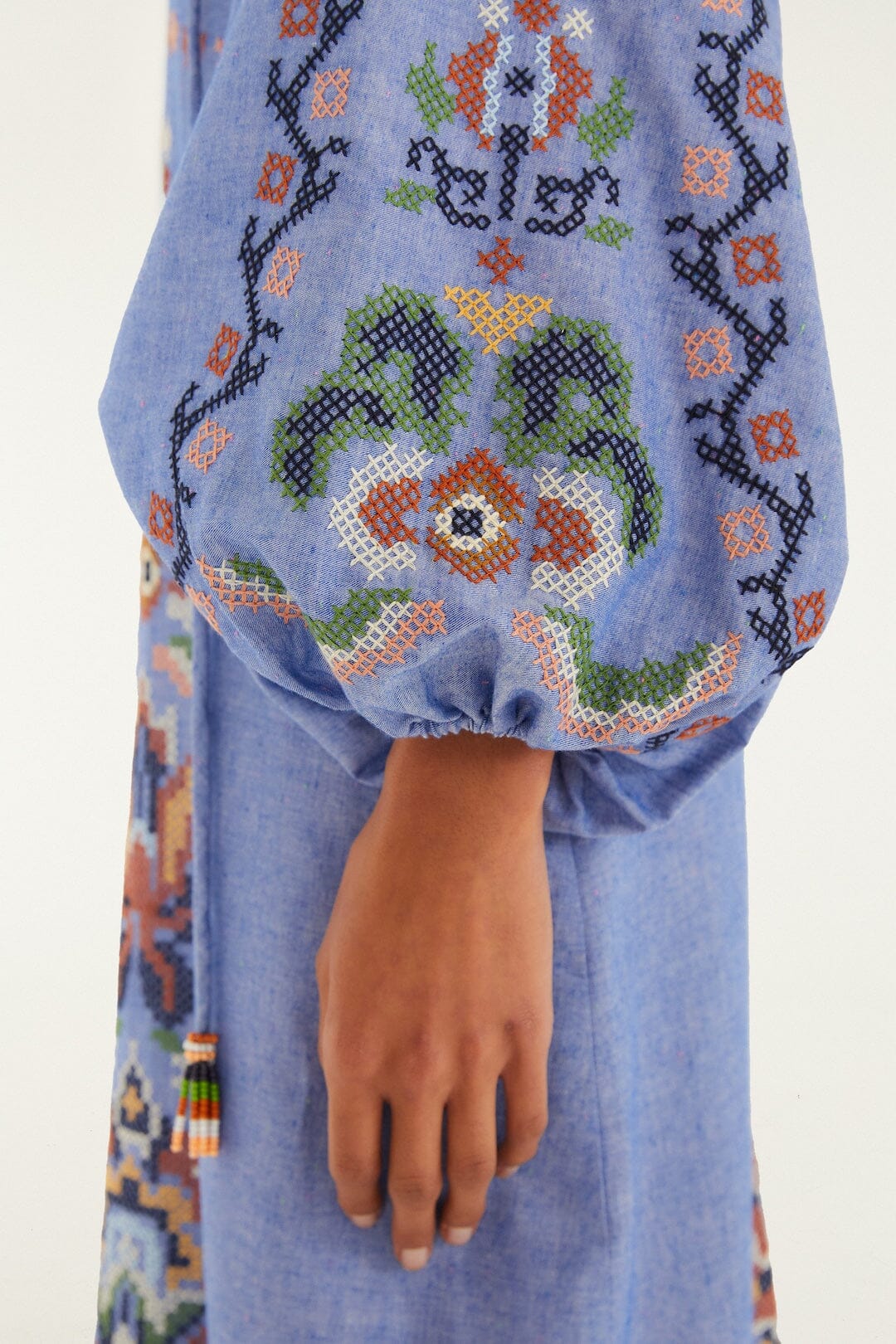 Robe midi à manches longues brodée motif tapisserie jardin bleu