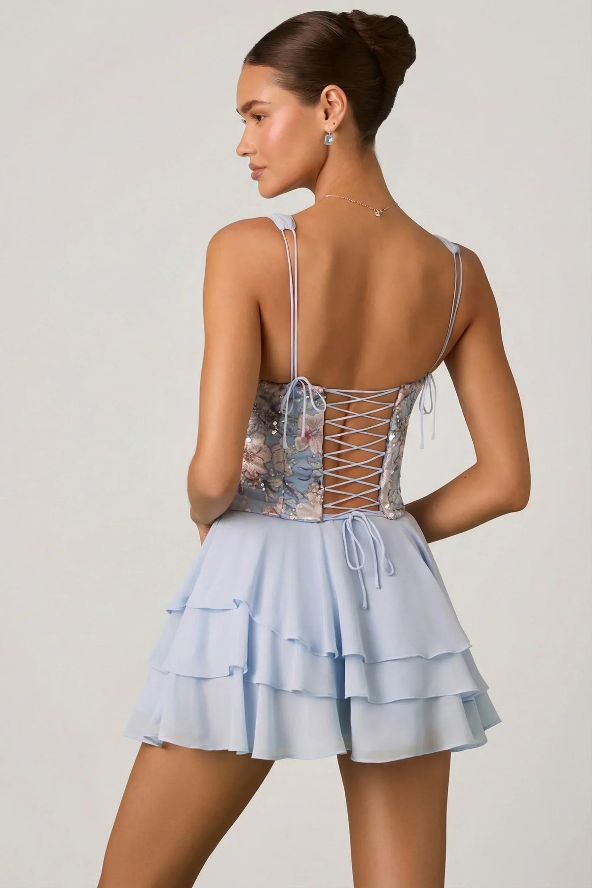 Mini-robe corset volantée ornée de motifs floraux bleus