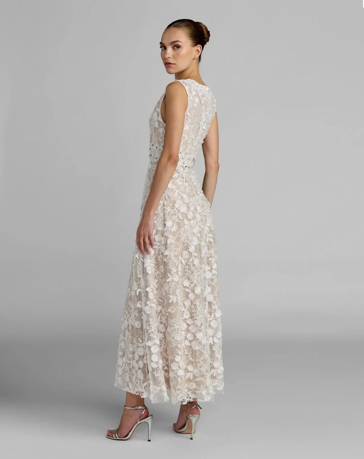 Robe midi col montant ivoire brodée de fleurs
