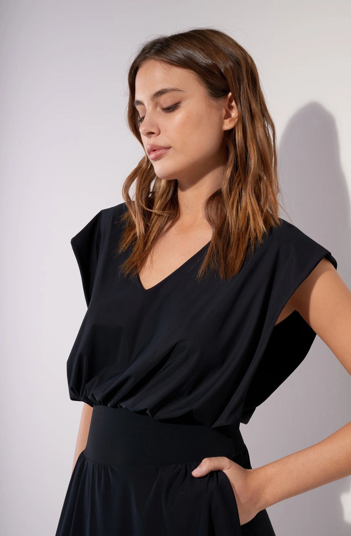 nola Robe courte en voile stretch en V couleur bronze
