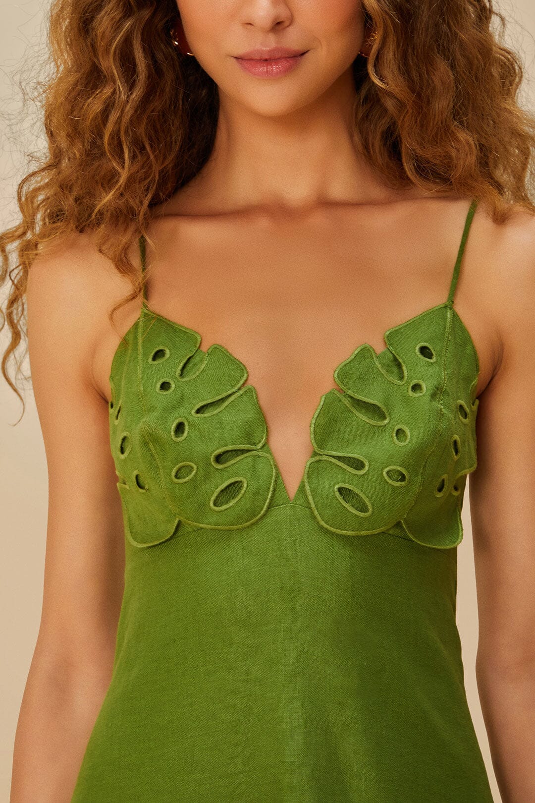 Robe midi verte brodée de Monstera